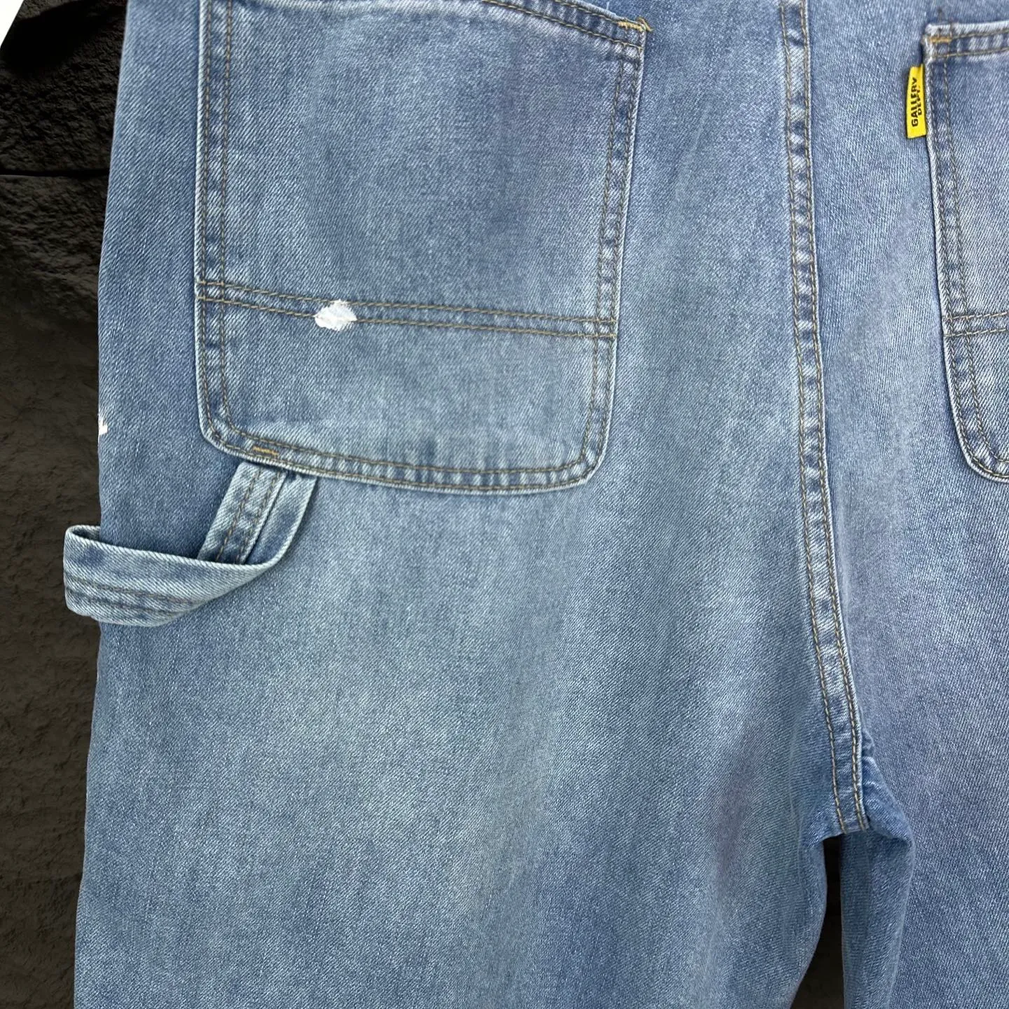 P200 GALLERY DEPT. 2025 new knife-cut splicing hand-painted couple style washed loose denim shorts 🔥High version🔥High version🔥 Top ceiling quality Styles with different washed textures are very friendly to people with thin legs and thick legs. The straight version is very flattering to the leg shape. Moderate length that never goes out of style, easy to match with casually, basic styling for various styles, a must-have in the wardrobe! The fabric is stiff but also makes the upper body soft without losing texture. The washing process is even more perfect. It is a must-have item for everyone! ! ! Washed wheat, hang tag, pants label, complete with three labels Color: light blue Size: 28, 30, 32, 34, 36 (five sizes)